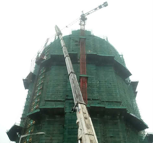 惠济吊车在工地上作业